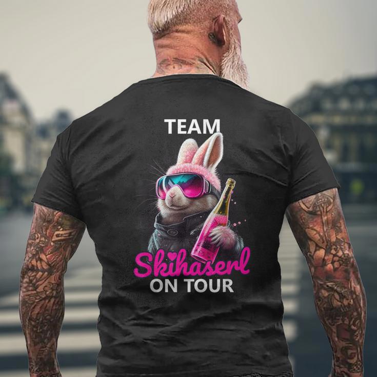 Skiing Team Skihaserl On Tour Apres-Ski T-Shirt mit Rückendruck Geschenke für alte Männer