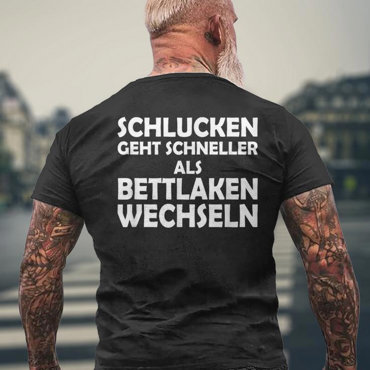 Swallowing Goes Faster Than Changing Bed Sheets S T-Shirt mit Rückendruck Geschenke für alte Männer