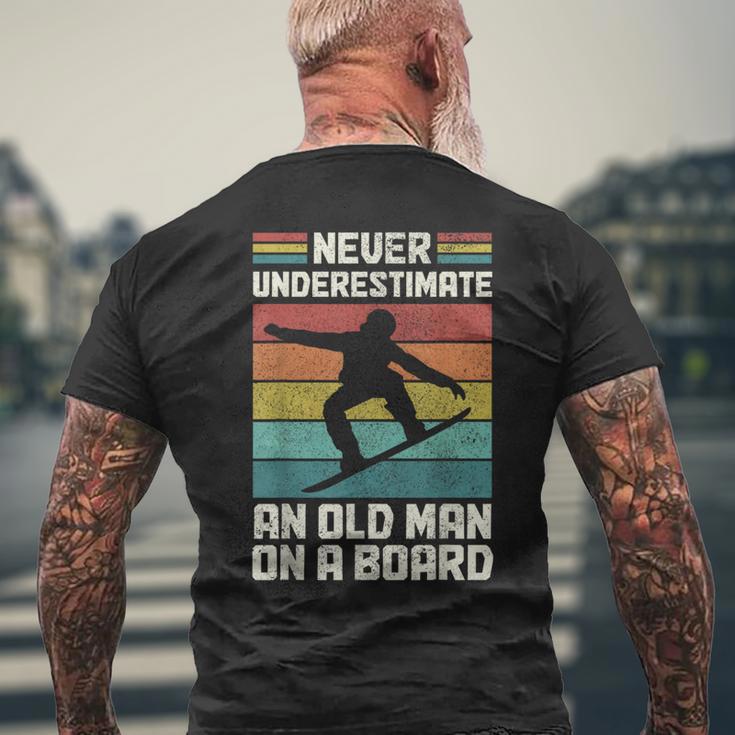 Never Underestimate An Old Man On A Snowboard intage T-Shirt mit Rückendruck Geschenke für alte Männer