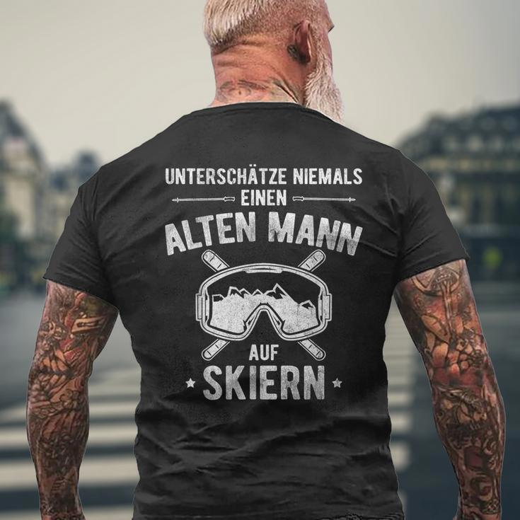 Underschätze Nie Alten Mann Auf Skiern Mountains Ski T-Shirt mit Rückendruck Geschenke für alte Männer