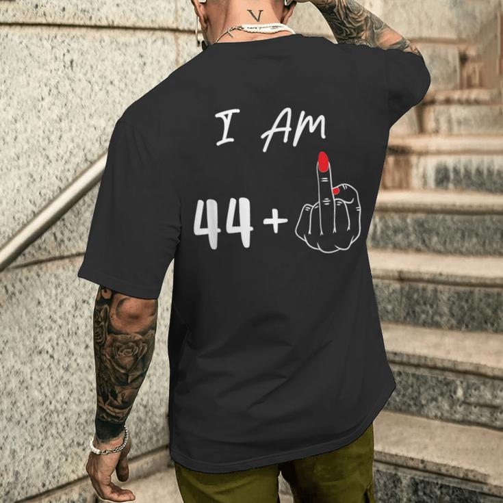 I Am 44 Plus 1 Middle Finger For A 45Th Birthday T-Shirt mit Rückendruck Geschenke für Ihn