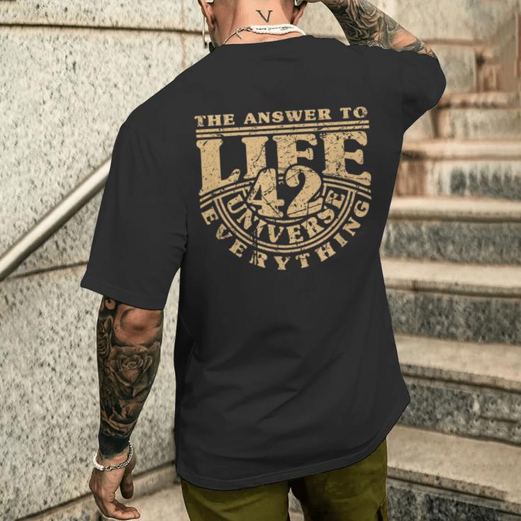 Answer To Life Universe And Everything 42 Is Sense Of Life T-Shirt mit Rückendruck Geschenke für Ihn