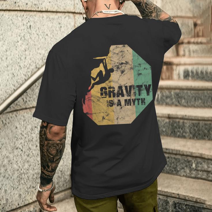 Bouldering Climbing Fun Gravity Is A Myth T-Shirt mit Rückendruck Geschenke für Ihn