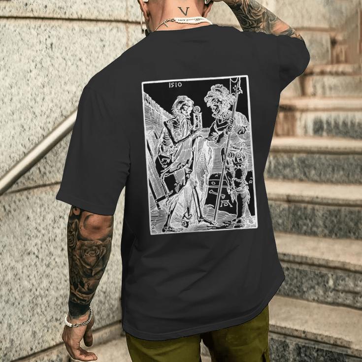 The Death And The Landsknecht By Albrecht Durer 1510 T-Shirt mit Rückendruck Geschenke für Ihn