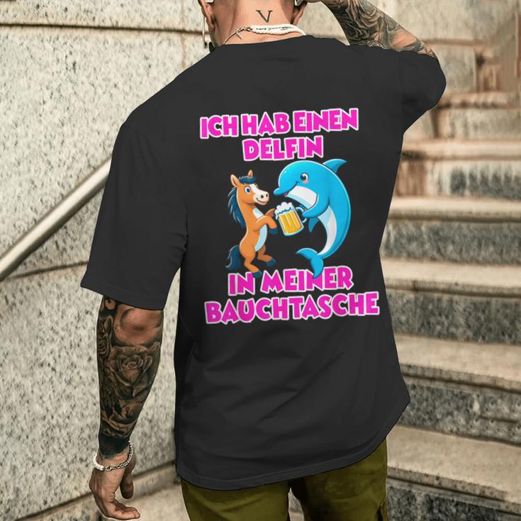 Delfin In Meiner Bauchtasche Party Outfit Summer Mallorca T-Shirt mit Rückendruck Geschenke für Ihn