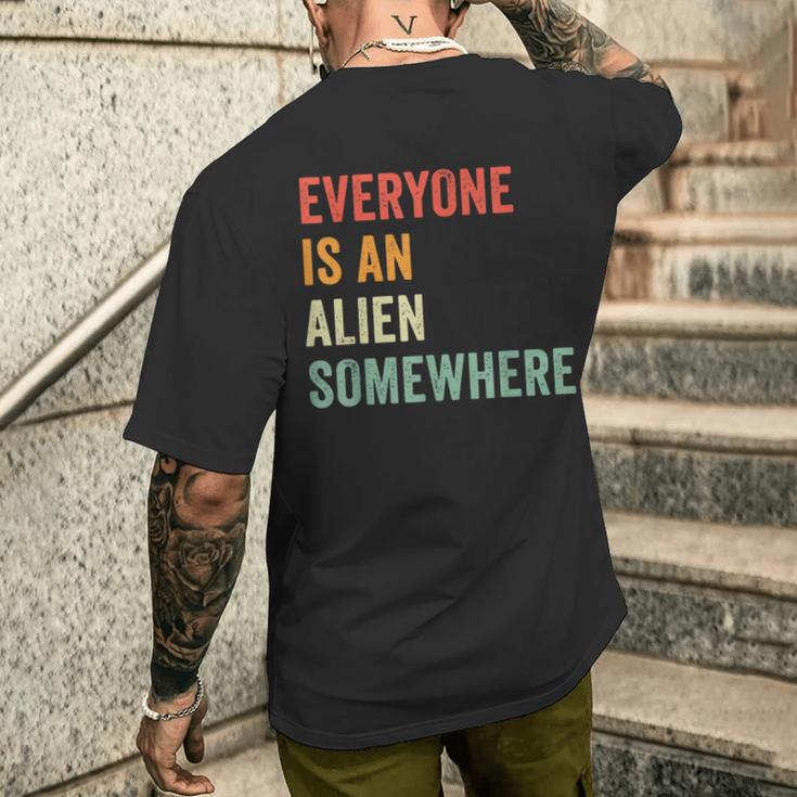 Everyone Is An Alien Somewhere T-Shirt mit Rückendruck Geschenke für Ihn