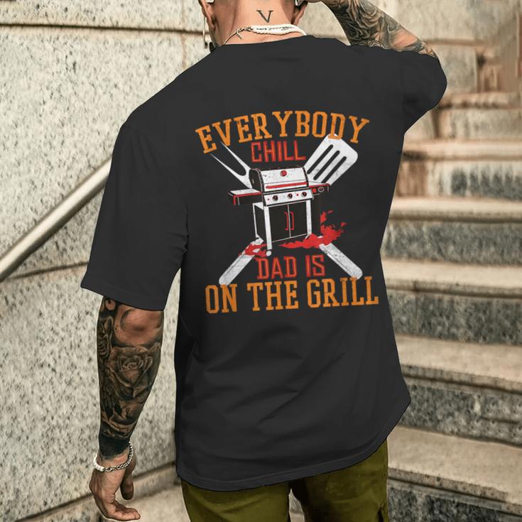 Saying Dad Is On The Grill For Dad On Father's Day T-Shirt mit Rückendruck Geschenke für Ihn