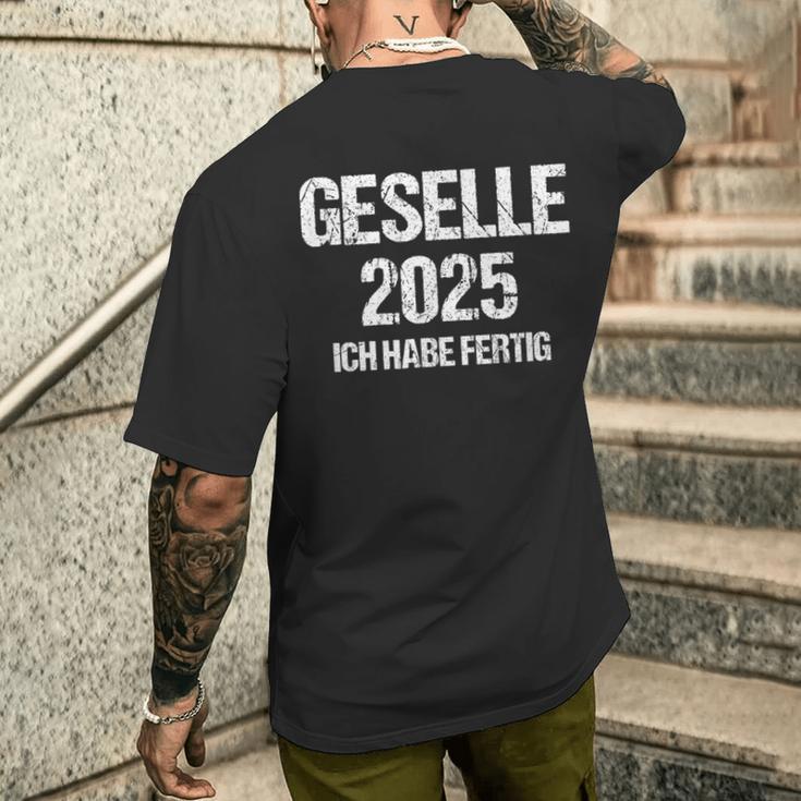 Geselle 2025 Ich Habe Fertig Azubi Prüfung Gesellenprüfung German T-Shirt mit Rückendruck Geschenke für Ihn