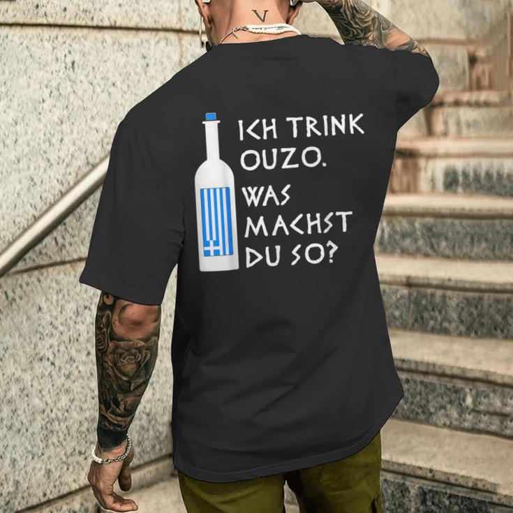 Ich Trink Ouzo Was Machst Du So Greek Ouzo Bottle T-Shirt mit Rückendruck Geschenke für Ihn