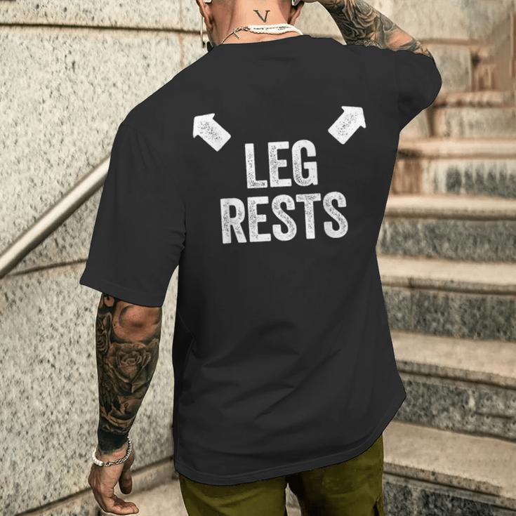 Leg Rests Adult Humour Dad Joke T-Shirt mit Rückendruck Geschenke für Ihn