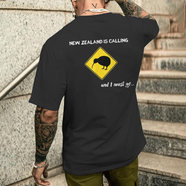 New Zealand Is Calling New Zealand Kiwi Backpacker T-Shirt mit Rückendruck Geschenke für Ihn