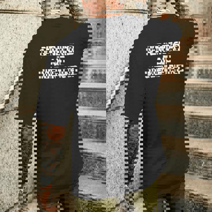 Overworked & Underfucked Lustig Spruch Sarkastische Arbeit T-Shirt mit Rückendruck Geschenke für Ihn