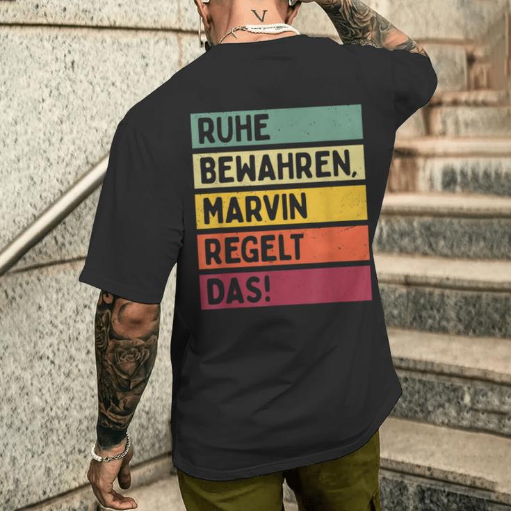 Ruhe Bewahren Marvin Regelt Das Spruch In Retro Farben T-Shirt mit Rückendruck Geschenke für Ihn