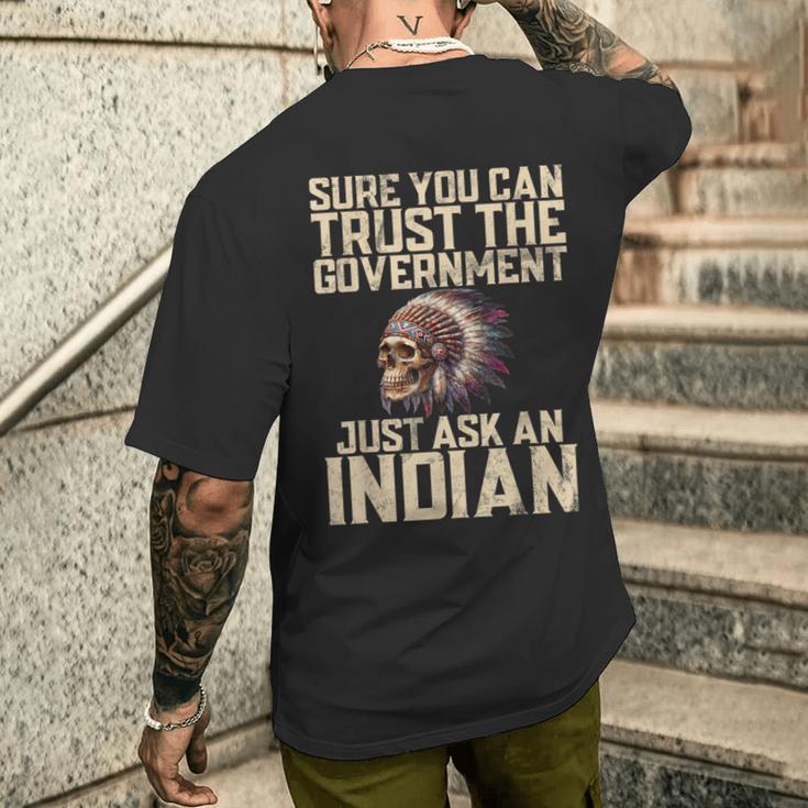 Seguro Que Puedes Confiar En El Gobierno Solo Pregúntale A Un Indio Camiseta Hombre Estampado Espalda Regalos para él