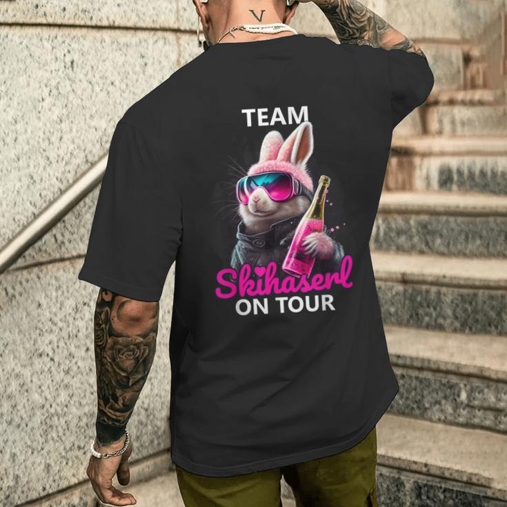 Skiing Team Skihaserl On Tour Apres-Ski T-Shirt mit Rückendruck Geschenke für Ihn