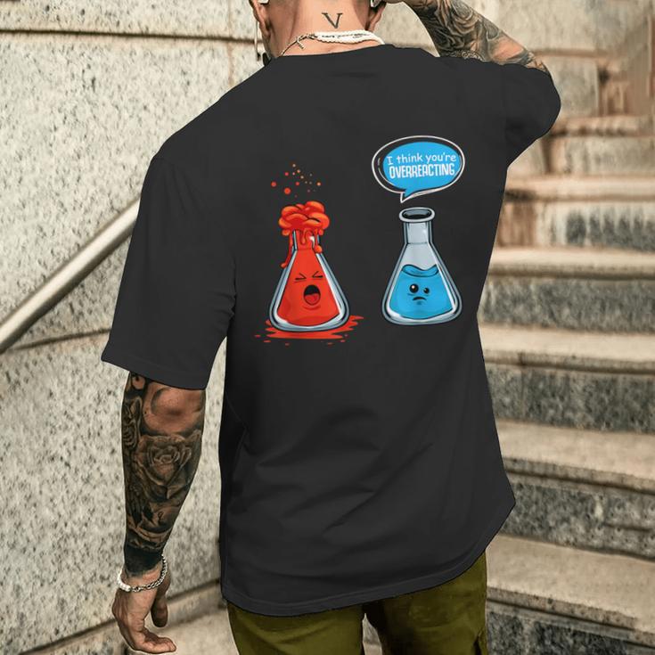 I Think Youre Overreacting Chemistry Lab Chemist T-Shirt mit Rückendruck Geschenke für Ihn