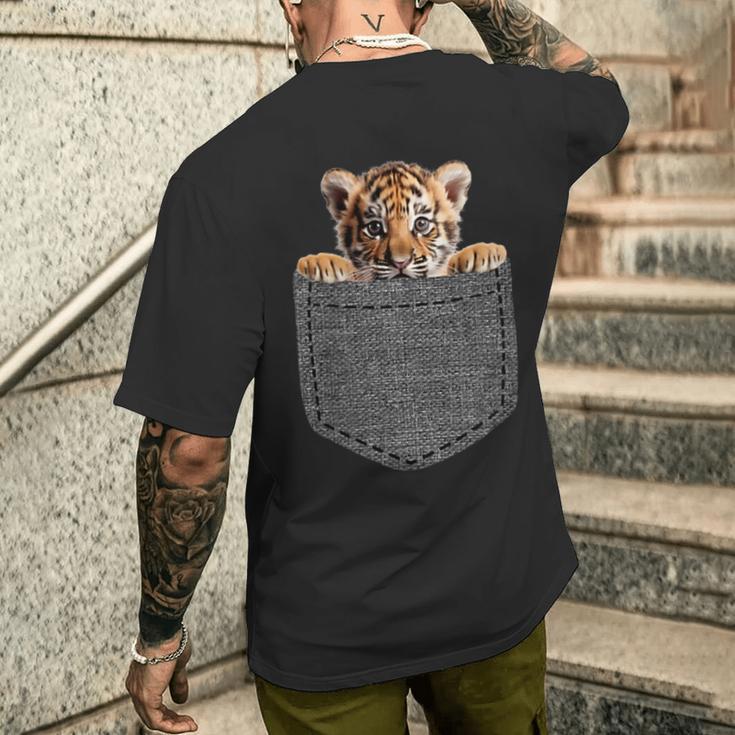 Tiger In Chest Pocket T-Shirt mit Rückendruck Geschenke für Ihn