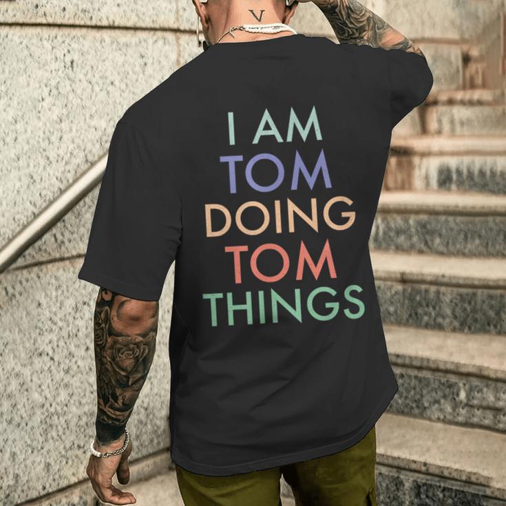 I Am Tom Doing Tom Things Fun Celebration T-Shirt mit Rückendruck Geschenke für Ihn