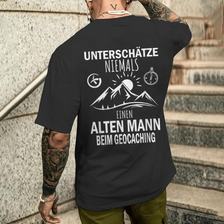 Underschätze Niemal Einen Alten Mann Beim Geocaching S T-Shirt mit Rückendruck Geschenke für Ihn