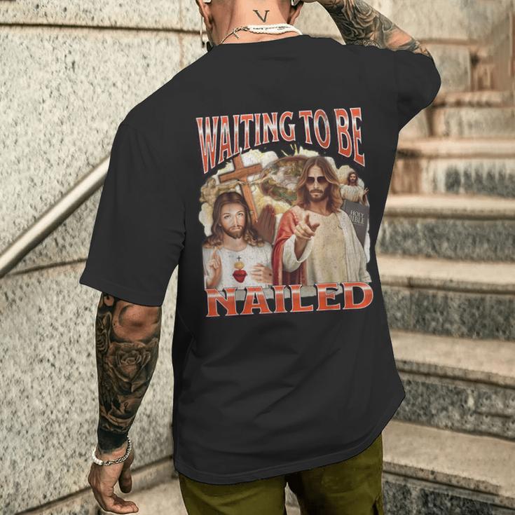 I Wait To Be Nailed Offensive Jesus Humour Adult T-Shirt mit Rückendruck Geschenke für Ihn