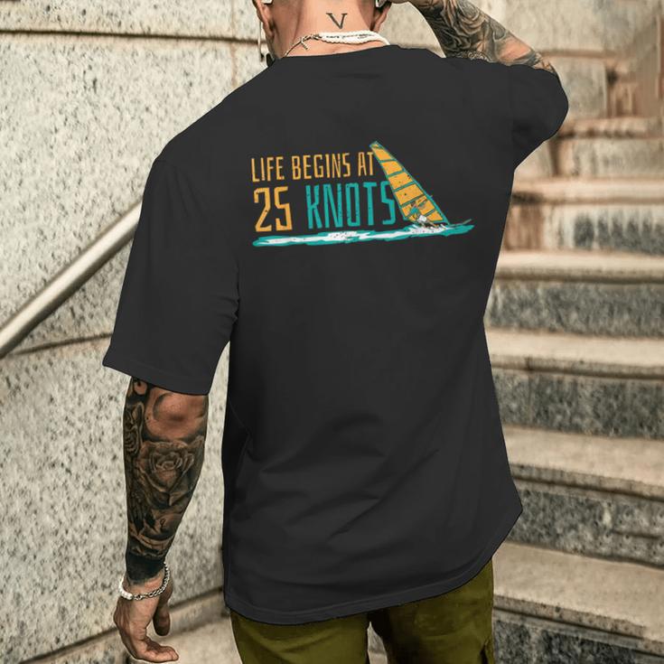 Windsurfing Life Begins At 25 Knot Surfer Saying T-Shirt mit Rückendruck Geschenke für Ihn