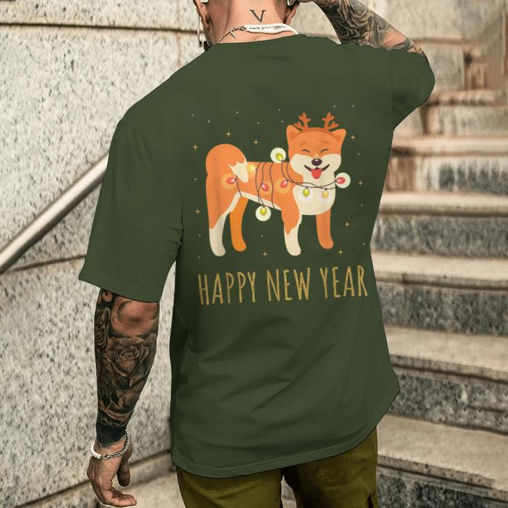 Happy Shiba Dog Celebrates New Year's Eve In Christmas Lights T-Shirt mit Rückendruck Geschenke für Ihn