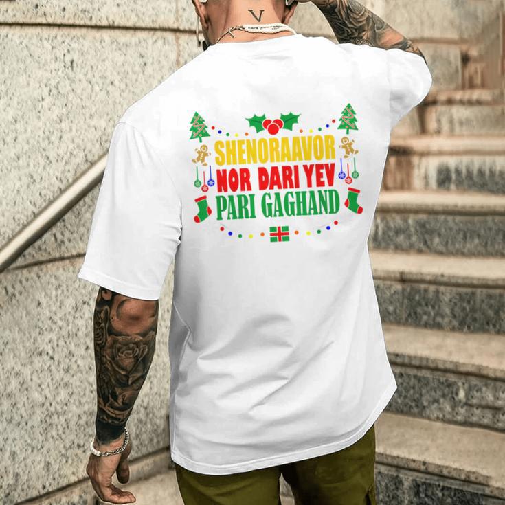 Frohe Weihnachten Auf Armenisch T-Shirt mit Rückendruck Geschenke für Ihn