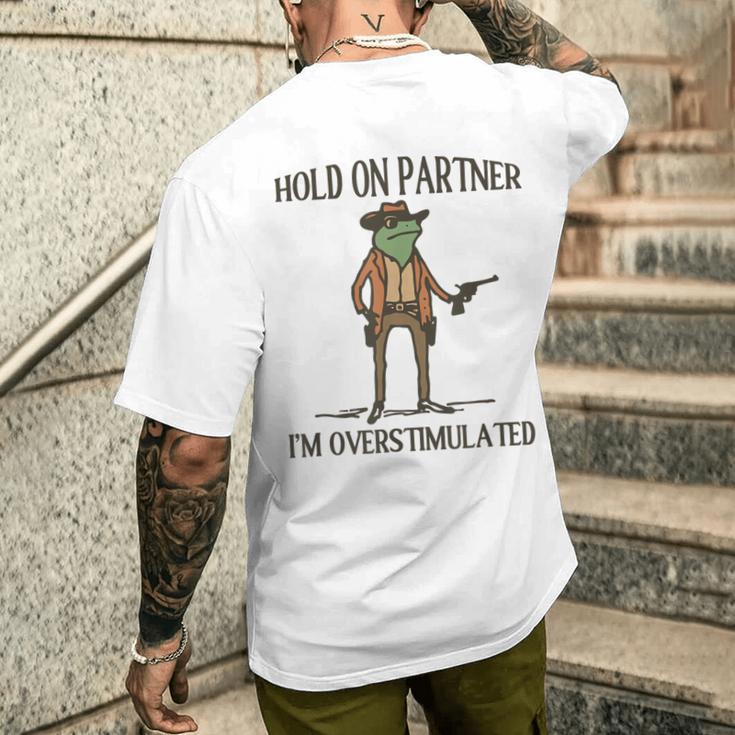 Hold On Partner I'm Overstimulated T-Shirt mit Rückendruck Geschenke für Ihn