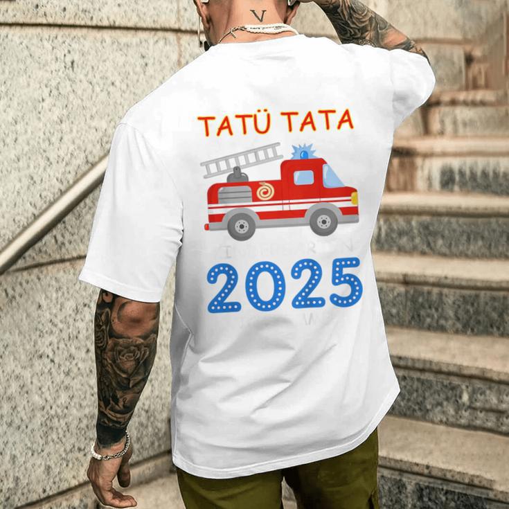 Kinder Feuerwehr Kindergarten 2025 Ich Komme Tatü Tata Kiga Kita T-Shirt mit Rückendruck Geschenke für Ihn