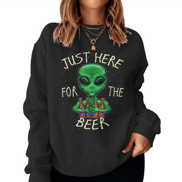 Just Here For The Beer Alien Graphic Beer Sweatshirt Frauen