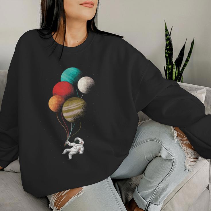 Astronaut With Planets Balloons In Space Women's Sweatshirt Frauen Geschenke für Sie