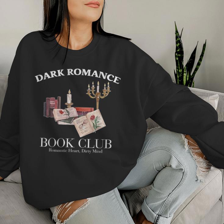 Dark Romance Book Club Romantic Heart Dirty Mind Quote Sweatshirt Frauen Geschenke für Sie