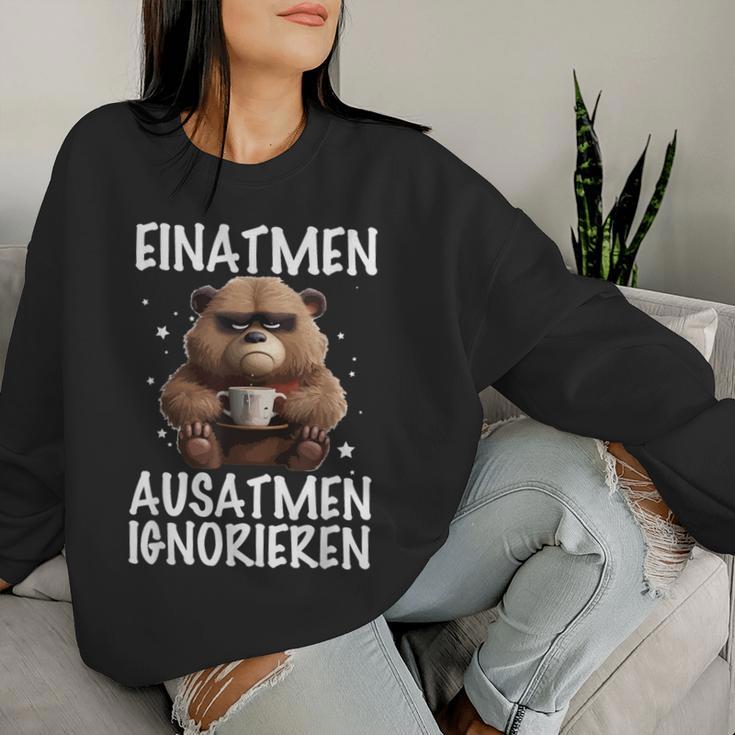 Einatmen Ausatmen Ausatmen Ignoring Bear Coffee Annoyed Sweatshirt Frauen Geschenke für Sie