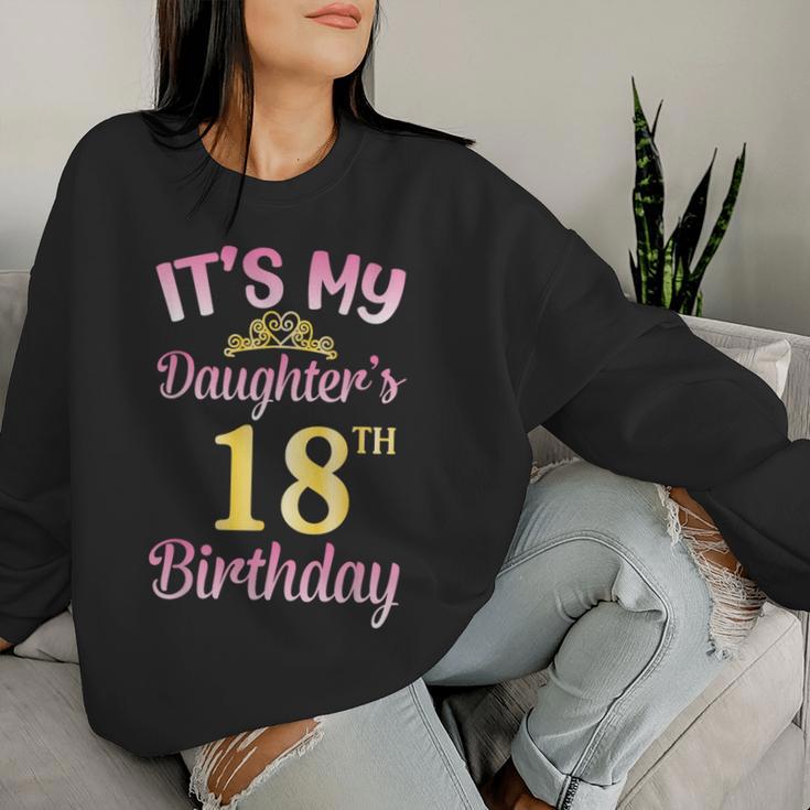 It's My Daughter's 18Th Birthday Happy To Me You Dad Mama Her Sweatshirt Frauen Geschenke für Sie