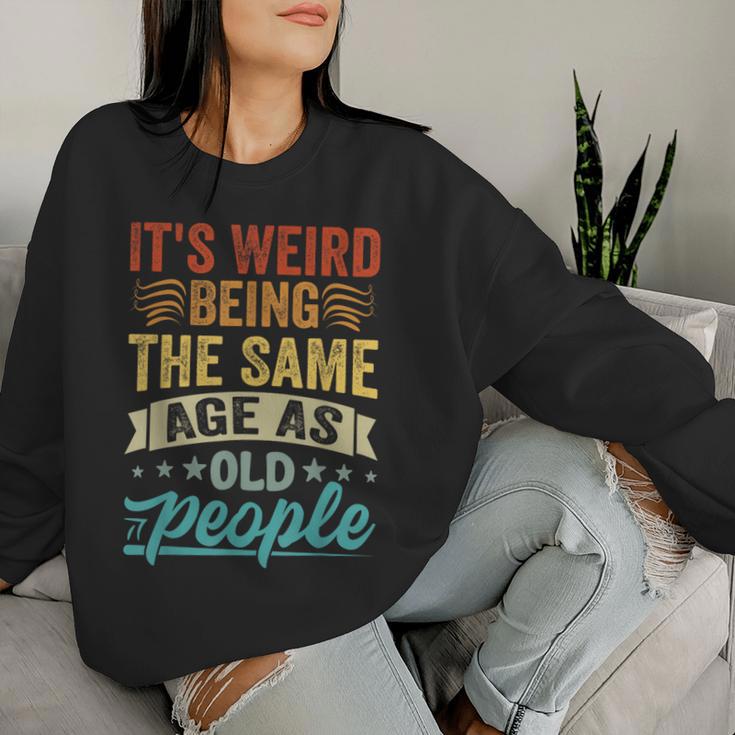 It's Weird Being The Same Age As Old People Sweatshirt Frauen Geschenke für Sie