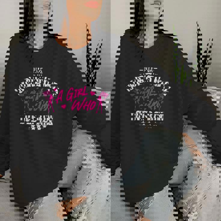 Ne Sous-Estimez Jamais Une Fille Qui Aime La Course Dirt Track Racer Sweat-shirt pour femme Cadeaux pour elle
