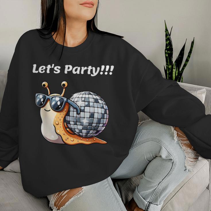 Snail's Disco Lover Groovy Party Snail With Disco Ball Sweatshirt Frauen Geschenke für Sie