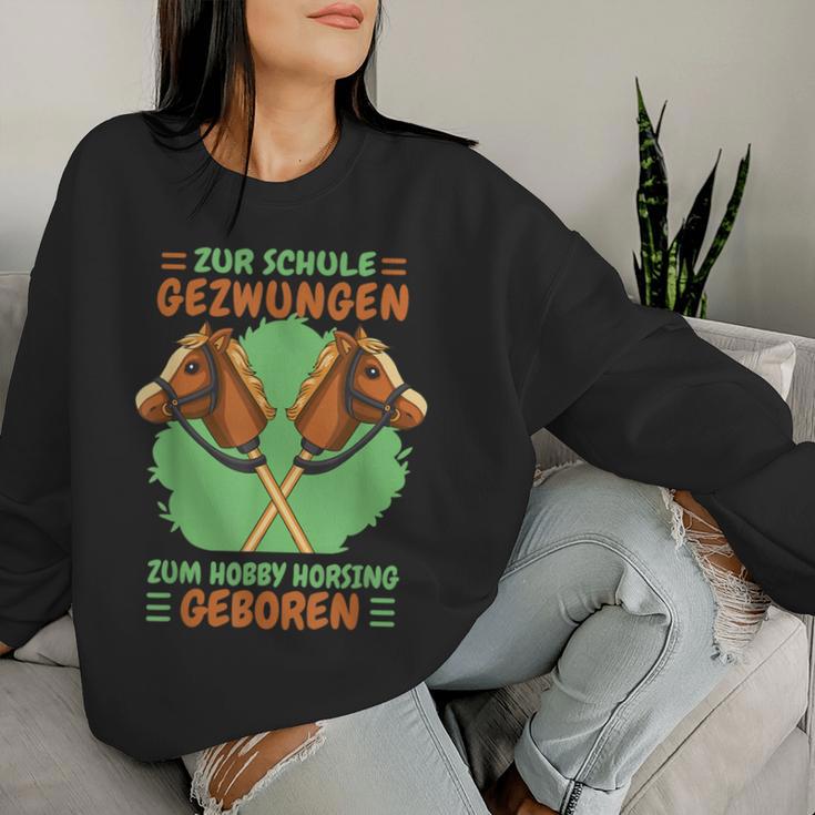 Zur Schule Gezwungen Zum Hobby Horsing Geboren Hobby Horse Sweatshirt Frauen Geschenke für Sie