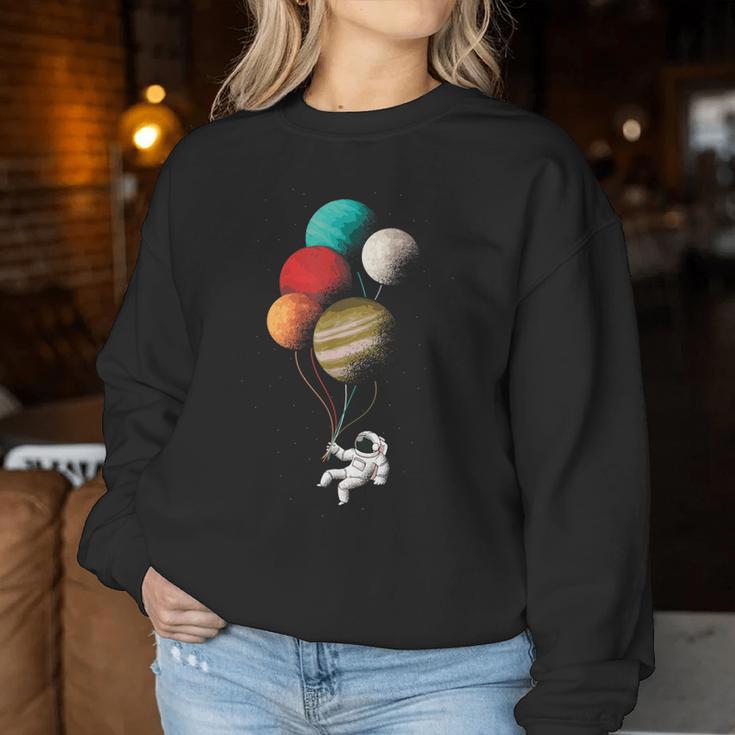 Astronaut With Planets Balloons In Space Women's Sweatshirt Frauen Lustige Geschenke