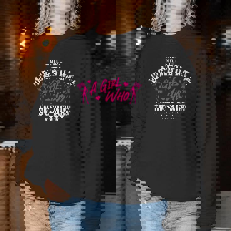 Ne Sous-Estimez Jamais Une Fille Qui Aime La Course Dirt Track Racer Sweat-shirt pour femme Cadeaux drôles