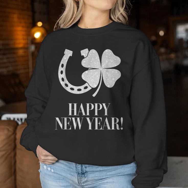 New Year's Eve Outfit Happy New Year Clover Horseshoe Lucky Sweatshirt Frauen Lustige Geschenke