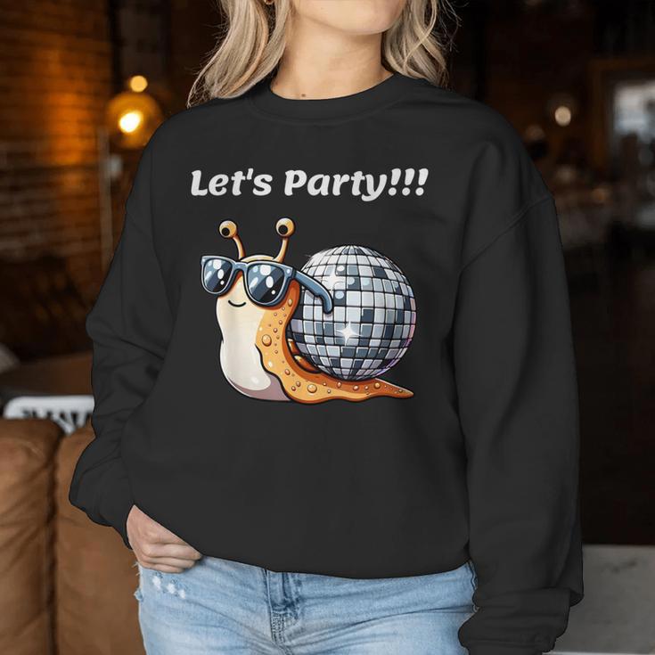 Snail's Disco Lover Groovy Party Snail With Disco Ball Sweatshirt Frauen Lustige Geschenke