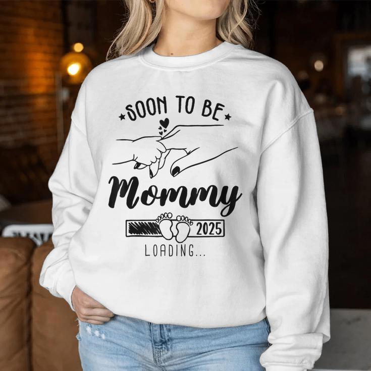 Bald Werde Ich Mama 2025 Mama Est 2025 Loading Wurde Zu Mama Befördert Sweatshirt Frauen Lustige Geschenke