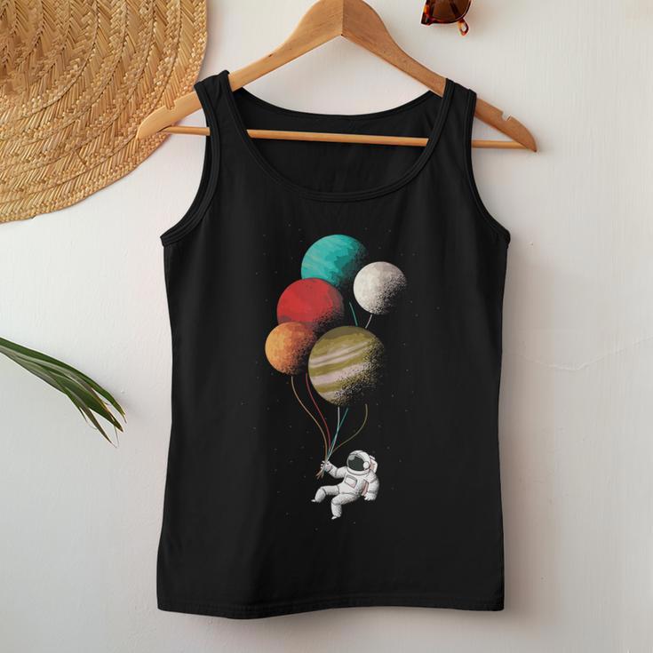 Astronaut With Planets Balloons In Space Women's Tank Top Frauen Lustige Geschenke