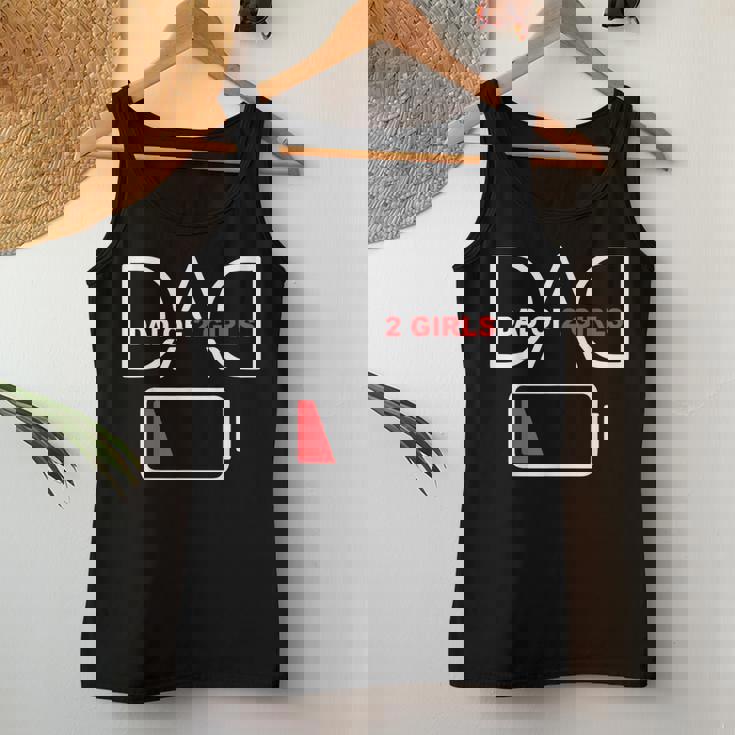 Dad Of 2 Girls Low Battery Father’S Day Girls Dad Camiseta sin mangas para mujer Regalos divertidos