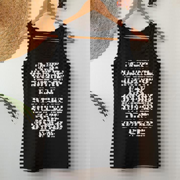 I'meryulnerable Right Now If Any Goth Girls Camiseta sin mangas para mujer Regalos divertidos