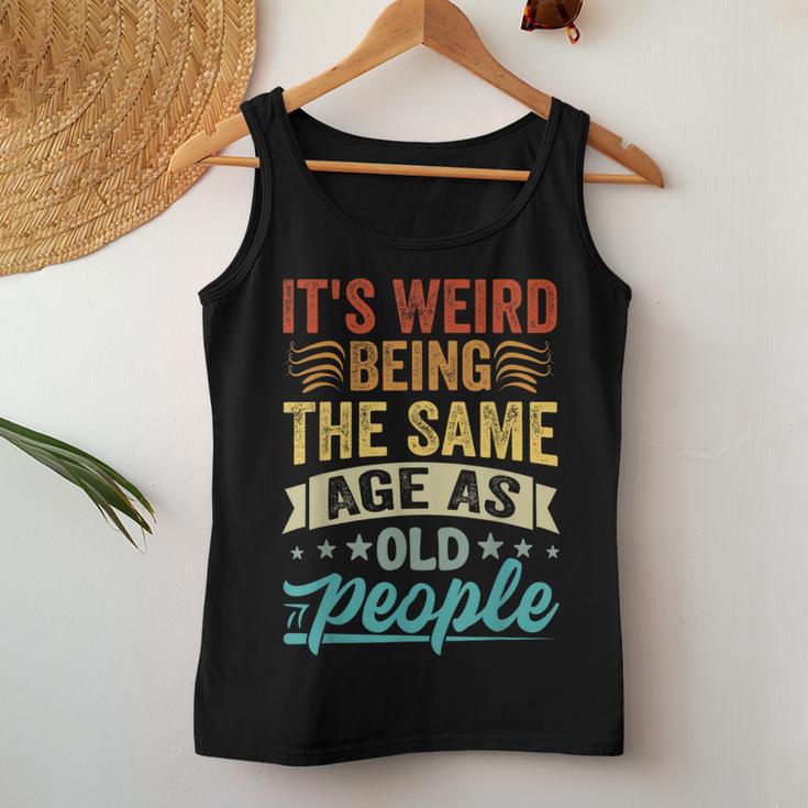 It's Weird Being The Same Age As Old People Tank Top Frauen Lustige Geschenke