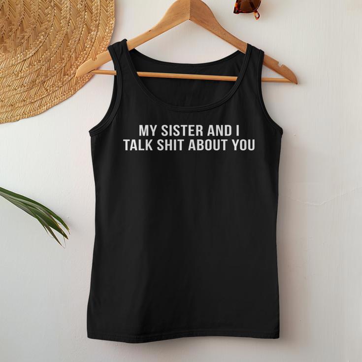 My Sister And I Talk About You S Tank Top Frauen Lustige Geschenke