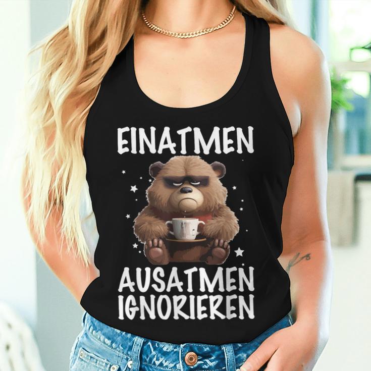 Einatmen Ausatmen Ausatmen Ignoring Bear Coffee Annoyed Tank Top Frauen Geschenke für Sie