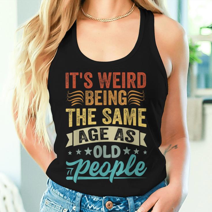 It's Weird Being The Same Age As Old People Tank Top Frauen Geschenke für Sie